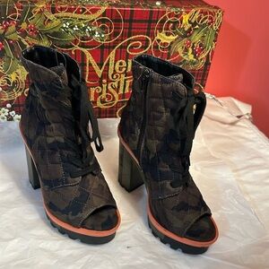 Jessica Simpson cloth army cloth heeled open toe boots